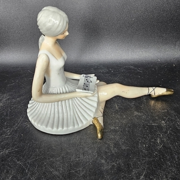 Vintage‎ porcelain resting ballerina reading musical notes - Picture 3 of 7